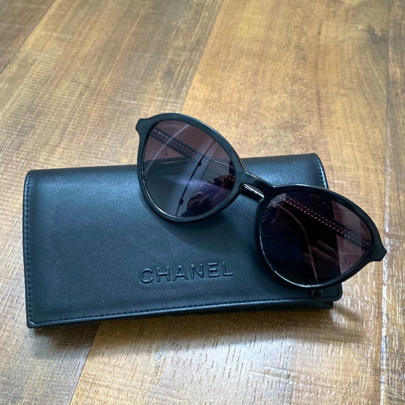 CHANEL Women’s Black Classic Round Sunglasses with gold detailing - Picture 5 of 16